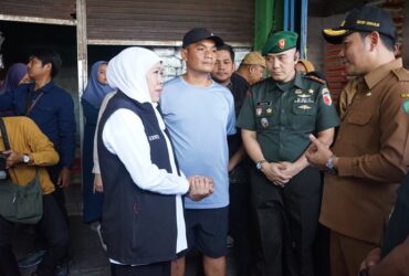 Gubernur Jatim Khofifah Indar Parawansa bersama Bupati Sidoarjo Subandi mengunjungi Pasar Larangan.