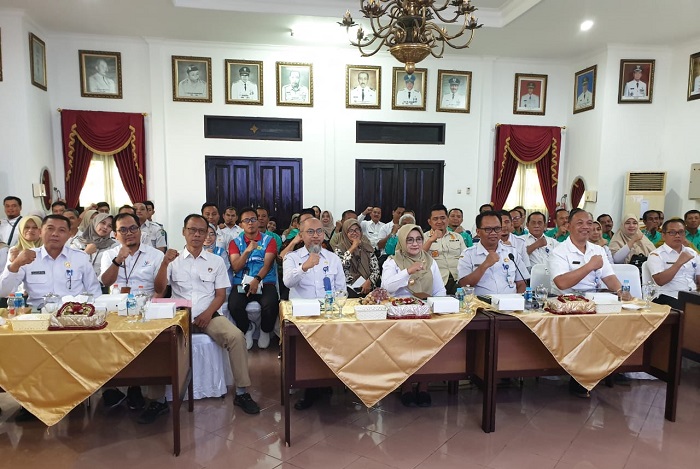 Bupati Magetan didampingi Sekdakab saat giat verifikasi lanjutan KKS 2025 secara daring.