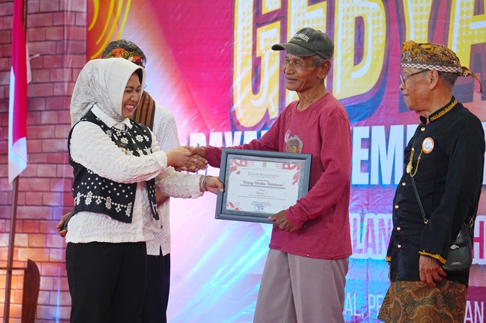 Wali Kota Mojokerto menyerahkan hadiah dalam acara Gebyar Lansia 2025 di GOR Seni Majapahit.(blok-a.com/syahrul wijaya)