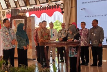 Bupati Magetan Nanik Endang Rusminiarti saat menandatangani kesepakatan RPJMD 2025–2029. 