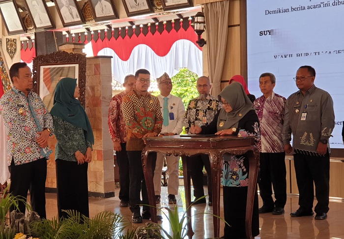 Bupati Magetan Nanik Endang Rusminiarti saat menandatangani kesepakatan RPJMD 2025–2029. 