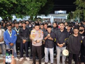 Mahasiswa yang tergabung dalam Cipayung plus Jombang sedang unjuk rasa di depan Mapolres Jombang.(blok-a.com/Syahrul Wijaya)