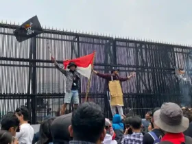Massa aksi demo 25 Agustus 2025 di depan Gedung DPR/MPR-RI (foto: Kompas.com/Lidia Pratama Febrian)