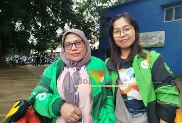Dua ojol wanita yang membagikan bunga kepada massa aksi yang mengikuti Solidaritas Mimbar Bebas dan Doa Bersama Di Alun-Alun Kota Malang. (blok-a.com/Yogga Ardiawan)