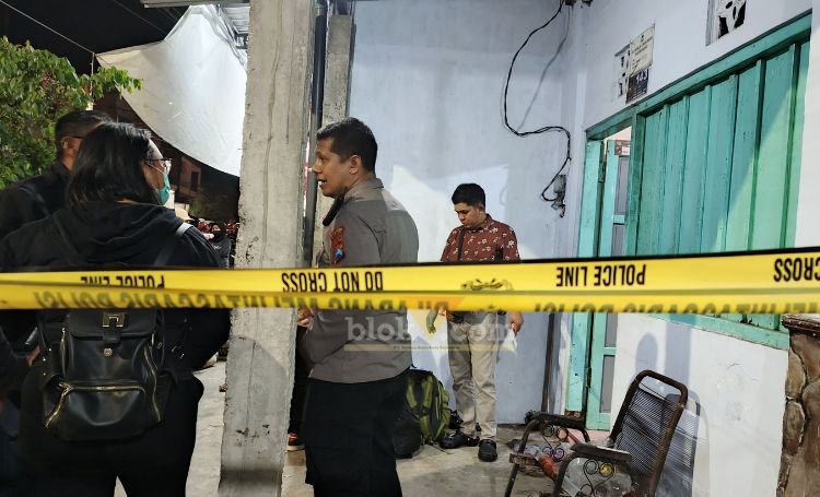 Polisi memasang garis polisi di lokasi penemuan mayat DN Jalan Cemara Kelurahan Karangsari, Kecamatan Sukorejo Kota Blitar. (blok-a.com/Fajar)