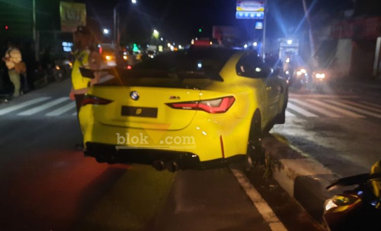 Mobil sport mewah, BMW M4 Coupe berwarna kuning yang diduga milik Wakil Bupati Blitar, Beky Herdihansah nyangsang di pembatas jalan di perempatan Kanigoro. (blok-a.com/Fajar)