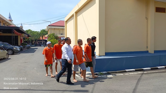Para tersangka tindak kriminal yang berhasil diamankan di Mapolres Mojokerto.(blok-a.com/syahrul wijaya)