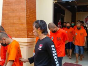 Para tersangka pengedar narkoba yang berhasil dibekuk anggota Polres Mojokerto Kota. (blok-a.com/syahrul wijaya)