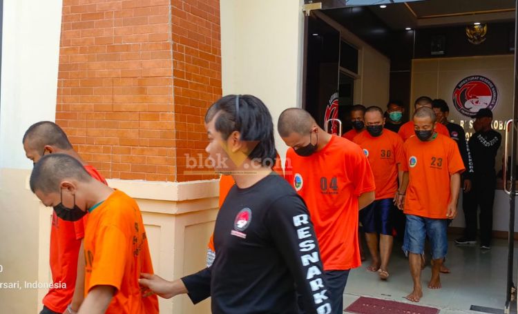 Para tersangka pengedar narkoba yang berhasil dibekuk anggota Polres Mojokerto Kota. (blok-a.com/syahrul wijaya)