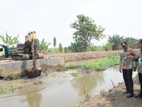 Bupati Sidoarjo Subandi saat memantau normalisasi sungai Porong Kanal.(dok. Pemkab Sidoarjo)