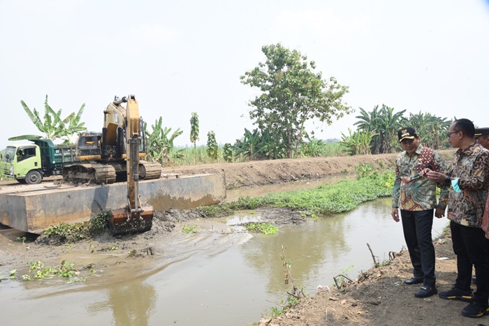Bupati Sidoarjo Subandi saat memantau normalisasi sungai Porong Kanal.(dok. Pemkab Sidoarjo)
