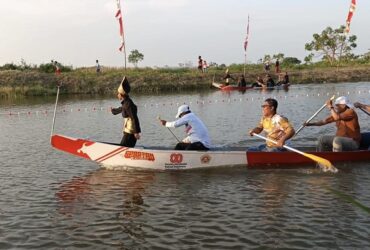 Aura Farming melakukan gerakan atraktif pada Lomba Perahu Dayung Kapolres Cup 2025.(Istimewa)