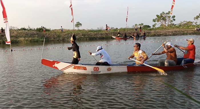Aura Farming melakukan gerakan atraktif pada Lomba Perahu Dayung Kapolres Cup 2025.(Istimewa)
