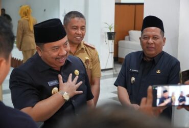 Bupati Jombang H. Warsubi usai memberikan pernyataan tentang pendataan ulang pajak daerah.(blok-a.com/syahrul wijaya)