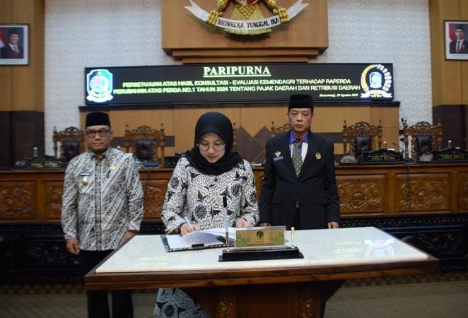 Bupati Ipuk bersama pimpinan DPRD Banyuwangi menandatangani dokumen persetujuan penerapan multi tarif PBB-P2, Rabu (20/08/2025). (blok-a.com/Kuryanto)