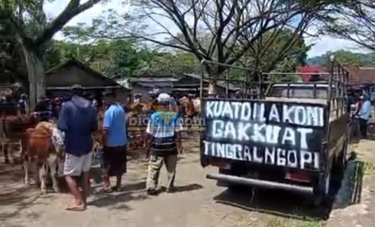 Kondisi Pasar Hewan Glenmore yang sepi akibat penutupan jalur Gumitir di minggu ke-5, bertepatan dengan Jumat Legi, Jumat (22/8/2025). (blok-a.com/Kuryanto)