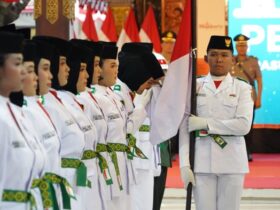 Para calon anggota paskibraka yang sedang menjalani pengukuhan di pendopo kabupaten.(blok-a.com/syahrul wijaya)