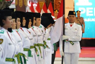 Para calon anggota paskibraka yang sedang menjalani pengukuhan di pendopo kabupaten.(blok-a.com/syahrul wijaya)