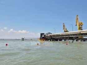 Pelampung (buoy) bersifat sementara yang dipasang di area Proyek pembangunan Dermaga A Petrokimia Gresik.(blok-a.com/ivan)