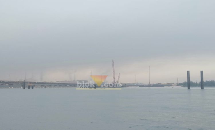 Patok Merah diduga penanda pembangunan dermaga baru milik PT Petrokimia Gresik.(blok-a.com/ivan)