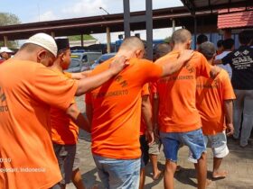Tersangka penipuan dengan modus pembelian motor dengan uang mainan diamankan di Mapolres Mojokerto.(blok-a.com/syahrul wijaya)