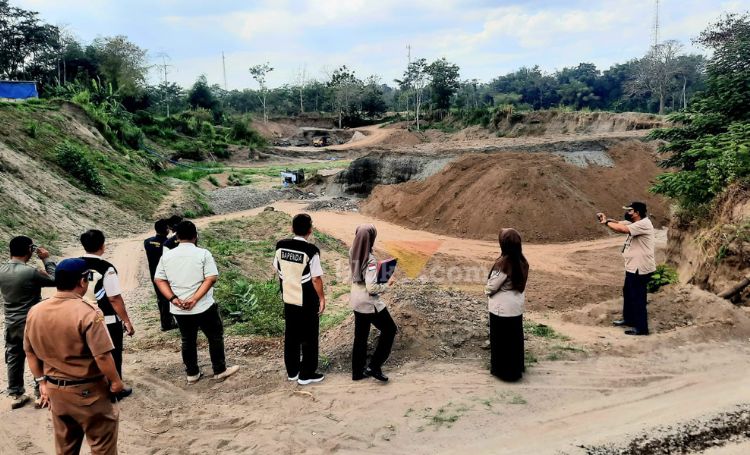 Penambangan manual di Desa Selokajang Kecamatan Srengat Kabupaten Blitar disidak tim gabungan Bapenda. (blok-a.com/Fajar).