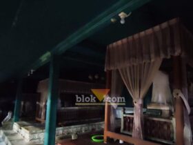 Suasana kawasan Sunan Dalem mendadak gelap usai meteran listrik dicabut sepihak oleh PLN Giri.(blok-a.com/ivan)