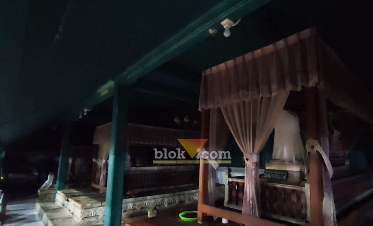 Suasana kawasan Sunan Dalem mendadak gelap usai meteran listrik dicabut sepihak oleh PLN Giri.(blok-a.com/ivan)
