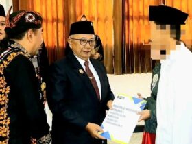 Bupati Blitar Rijanto menyerahakan SK Pemberian Remisi Umum dan PMP Umum kepada anak-anak binaan di LPKA Kelas I Blitar. (blok-a.com/Fajar)