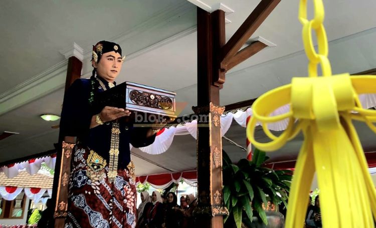 Ritual Bedol Pusaka di Pendopo Ronggo Hadinegoro bagian dari rangkaian peringatan Hari Jadi Blitar ke 701. (blok-a.com/Fajar)
