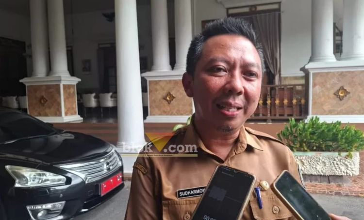 Direktur RSUD Asembagus Situbondo, dr. Sudharmono saat diwawancarai wartawan usai dipanggil Bupati Situbondo ke Pendopo, Selasa (26/8/2025).(blok-a.com/cik)