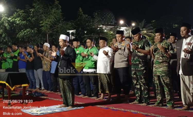 Salat gaib dan doa bersama untuk almarhum Affan Kurniawan di lapangan Mapolres Jombang.(blok-a.com/Syahrul Wijaya)