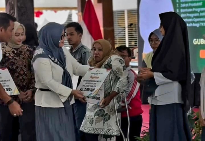 Wakil Ketua III DPRD Kabupaten Blitar, Hj. Susi Narulita Kumala Dewi dalam kegiatan Sapa Bansos dan Zakat Produktif di Pendopo Ronggo Hadi Negoro (RHN) Kabupaten Blitar. (blok-a.com/Fajar)