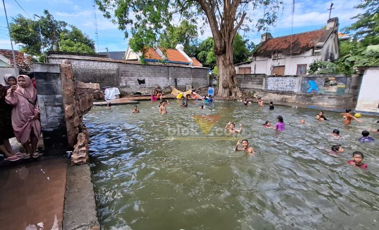 Sendang Sono dibuka sebagai pemandian hanya empat hari dalam setahun, saat tradisi Rebo Wekasan berlangsung. (blok-a.com/Ivan)