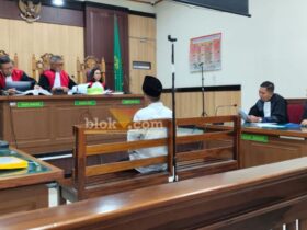 Tri Sutrisna Wiranata, Kuasa Hukum Resa bacakan eksepsi dakwaan kasus Pemalsuan SHM di Manyar, Gresik.(blok-a.com/ivan)
