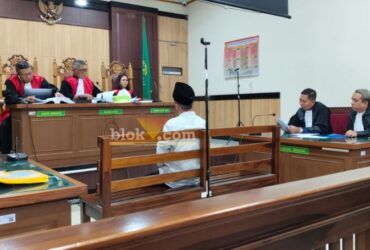 Tri Sutrisna Wiranata, Kuasa Hukum Resa bacakan eksepsi dakwaan kasus Pemalsuan SHM di Manyar, Gresik.(blok-a.com/ivan)