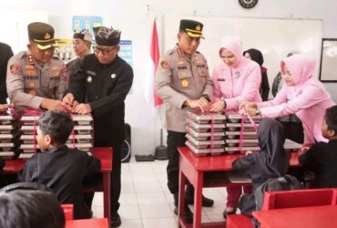 Wakil Bupati Banyuwangi Mujiono bersama Kapolresta Kombes Pol. Rama Samtama Putra saat pendistribusian MBG di salah satu sekolah SD, Selasa (19/08/2025). (Istimewa)