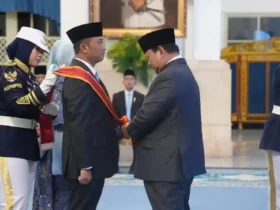 Presiden menyematkan tanda kehormatan kepada Mensesneg Prasetyo Hadi di Istana Negara, Senin (25/8/2025) - (foto: ist)