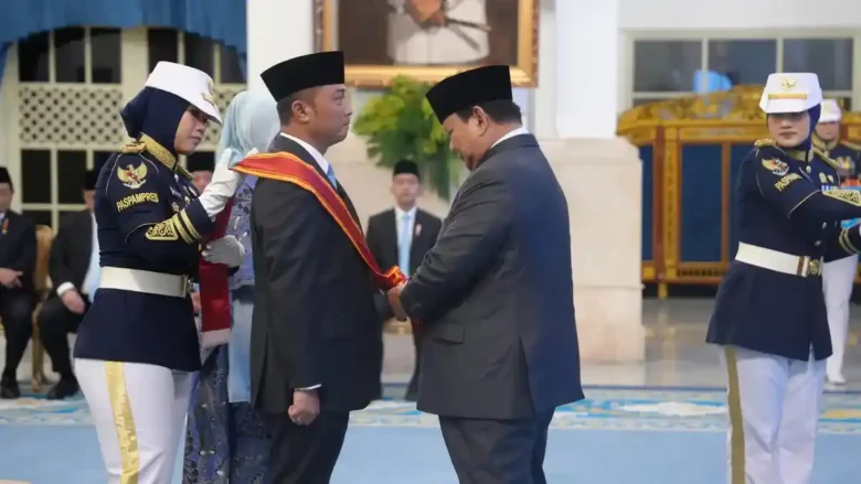 Presiden menyematkan tanda kehormatan kepada Mensesneg Prasetyo Hadi di Istana Negara, Senin (25/8/2025) - (foto: ist)