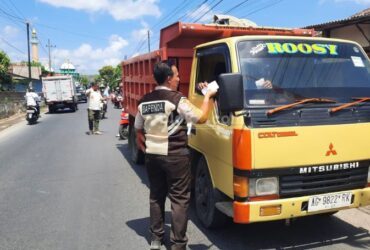 Petugas Bapenda Kabupaten Blitar memeriksa STP kepada sopir truk yang mengangkut MBLB. (blok-a.com/Fajar)