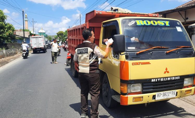 Petugas Bapenda Kabupaten Blitar memeriksa STP kepada sopir truk yang mengangkut MBLB. (blok-a.com/Fajar)