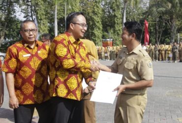 Wakil Bupati Gresik, dr Asluchul Alif melakukan penyerahan SK PPPK di Kantor Bupati Gresik, Jumat (29/8/2025).(Ist)