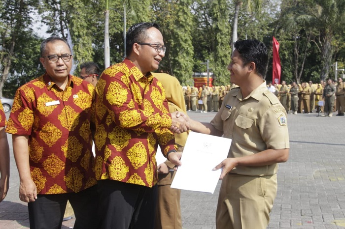 Wakil Bupati Gresik, dr Asluchul Alif melakukan penyerahan SK PPPK di Kantor Bupati Gresik, Jumat (29/8/2025).(Ist)