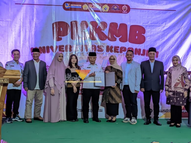 Bupati Malang, HM Sanusi saat menghadiri kegiatan Pengenalan Lingkungan Kampus Mahasiswa Baru Di Universitas Kepanjen (blok-a.com / Yogga Ardiawan)