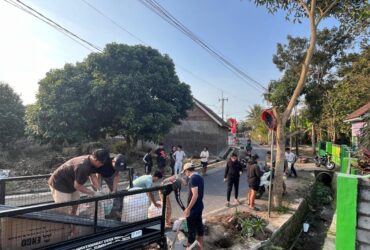 Mahasiswa UNISMA ketika memasang Empat Convex di Desa Pandanajeng untuk kurangi titik rawan kecelakaan (humasunisma)