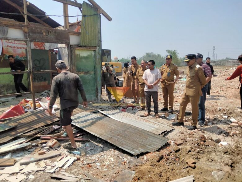 Wali Kota Malang, Wahyu Hidayat saat meninjau proses Pasar Gadang (blok-a.com / Yogga Ardiawan)