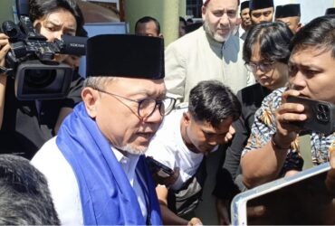 Teks: Menteri koordinator bidang pangan Zulkifli Hasan saat wawancara dengan wartawan dan saat akan meninggalkan Ponpes Amanatul Ummah.(blok-a.com/Syahrul Wijaya)