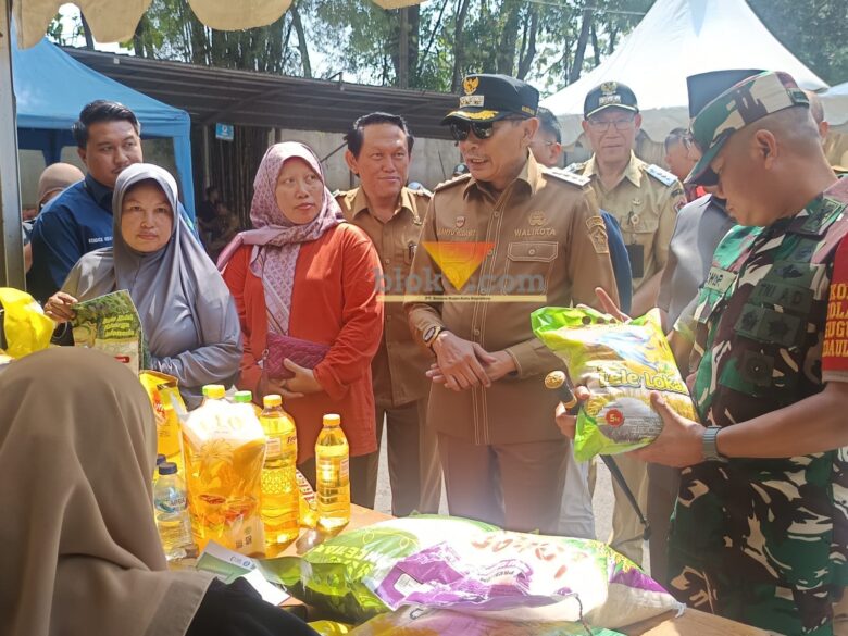 Wali Kota Malang, Wahyu Hidayat saat Gerakan Pangan Murah di Kedungkandang (blok-a.com / Yogga Ardiawan)
