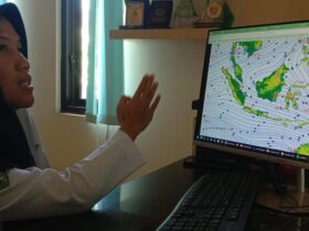 Setelah diguyur hujan deras, kini Malang justru dilanda terik matahari disertai angin kencang. BMKG menyebut fenomena tersebut dipicu adanya anomali atau gangguan atmosfer.
