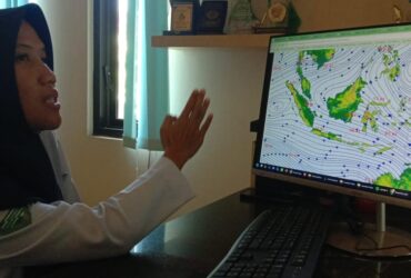 Setelah diguyur hujan deras, kini Malang justru dilanda terik matahari disertai angin kencang. BMKG menyebut fenomena tersebut dipicu adanya anomali atau gangguan atmosfer.